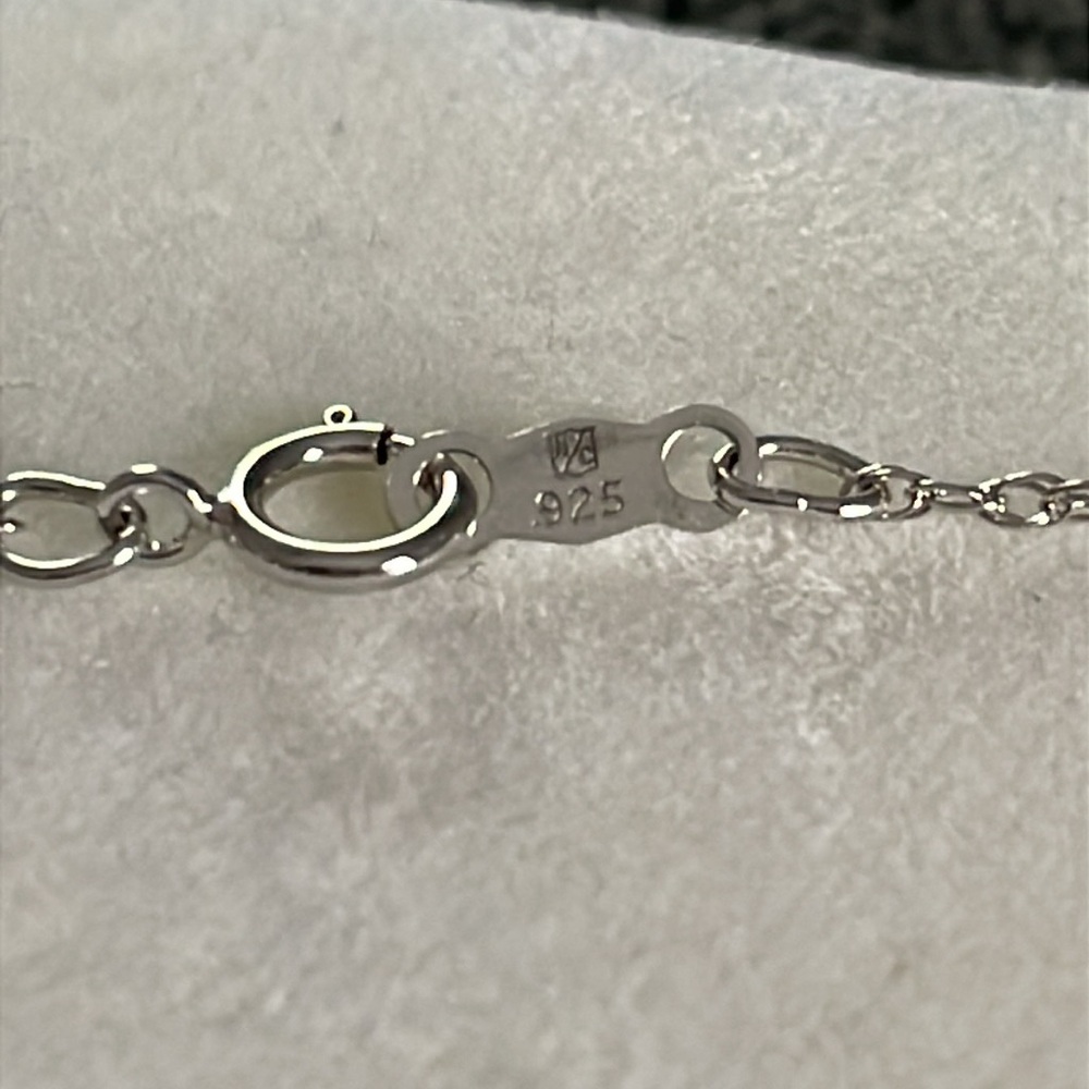 Elegant Sterling Silver Heart Pendant Necklace - Picture 4 of 4